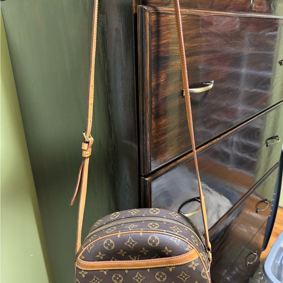 Authentic Louis Vuitton Blois Bag - Picture 5 of 15